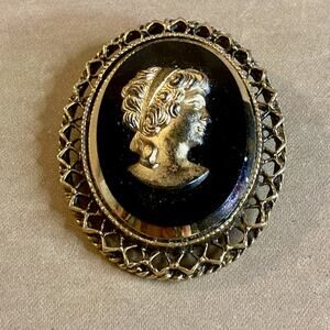 0132 Vintage-Style Dark Cameo Pendant/Brooch in Gold & Black Acrylic EUC
